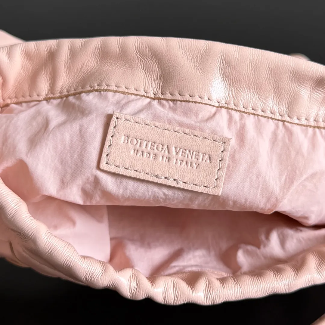 Batch 1400 BOTTEGA VENETA DUSTBAG mini size is officially launched📣📣. It still continues the classic weaving process. The lazy and casual feeling presented by the drawstring pockets is not too suitable for summer. The small back body is light and convenient. It is enough to carry lipstick and tissues when going out every day. It is not easy to make mistakes with any clothes. The shoulder strap has a buckle and pull-out design, which can be adjusted to unlock multiple carrying methods. Style number: 816987 Size: 21*16.6*1cm